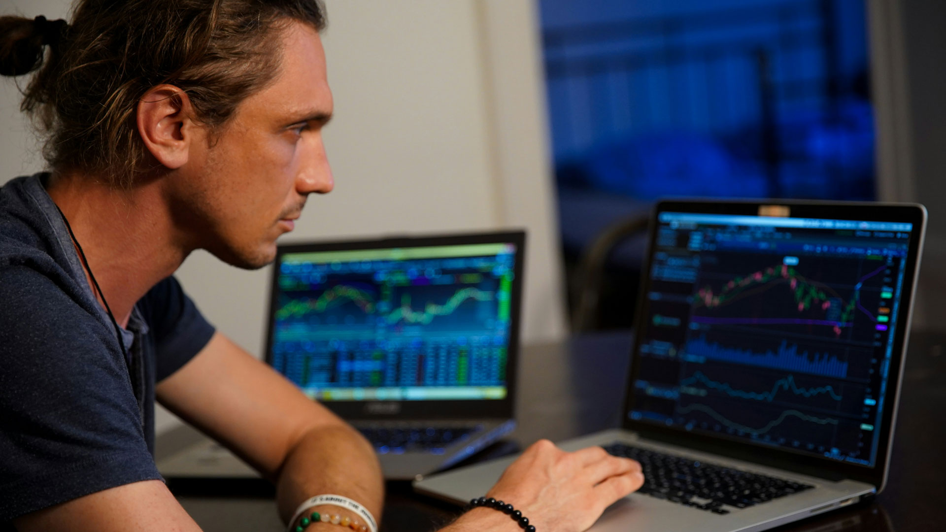 Team arbeitet gemeinsam an Datenanalyse auf einem Bildschirm